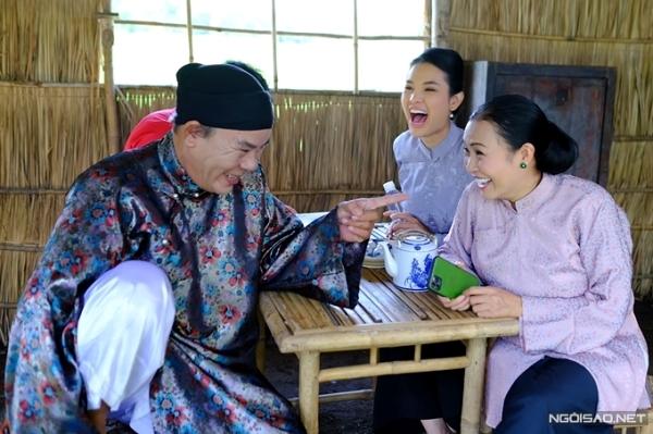 Nghệ sĩ Phương Bình, ca sĩ Phương Thanh và diễn viên - ca sĩ Phương Trinh Jolie tập thoại trước khi vào cảnh. "Chị Chanh" và nghệ sĩ Phương Bình biến tấu nhiều thoại hài hước khiến cả nhóm diễn viên bật cười.