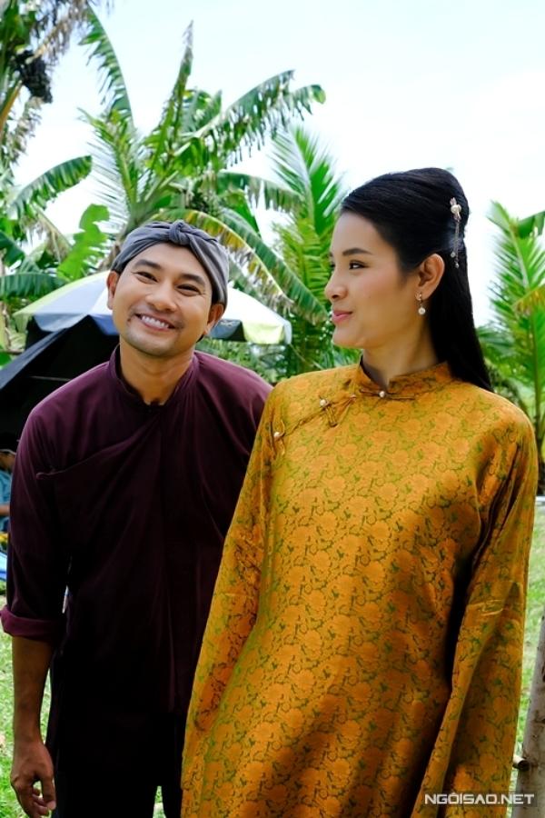 Ngoisao.net ghé thăm đoàn phim khi họ đang thực hiện các cảnh quay tại Củ Chi, TP HCM. Phương Trinh Jolie cho biết bối cảnh của phim Gái khôn được chồng tập trung ở nhiều địa điểm xa như Củ Chi, Long An, Tây Ninh... Mỗi sáng, cô phải thức giấc lúc 5h, rời nhà lúc 6h và tự lái xe tới bối cảnh. Vì đóng vai chính, Phương Trinh có mặt trong phần lớn cảnh quay. Các diễn viên khác có thể lên đoàn muộn hoặc có ngày vắng mặt; còn Phương Trinh ngày nào cũng phải đến sớm và chỉ được nghỉ vào ngày nghỉ của toàn bộ êkíp.