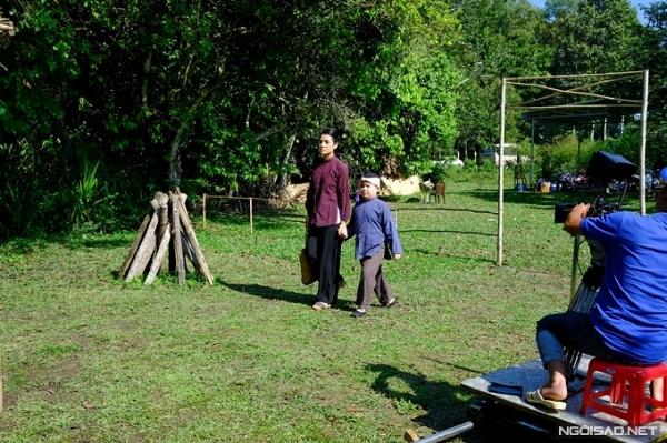 Quay phim vào mùa mưa, diễn viên luôn phải "phơi" nắng vào buổi sáng và "chạy" mưa vào buổi chiều. Có hôm, Phương Trinh Jolie cùng "chị Chanh" Phương Thanh đóng cảnh ngã sông giữa trưa.