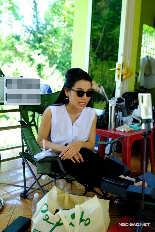 Dù lịch quay dày và phải dậy sớm, di chuyển xa, Phương Trinh Jolie luôn giữ tinh thần tỉnh táo, vui vẻ ngay cả phía sau ống kính. Giờ nghỉ trưa, trong lúc cả đoàn ăn cơm, Phương Trinh chọn riêng cho mình một góc. Vẫn mặc phục trang của nhân vật, cô ngả ghế ngủ, treo bảng in số điện thoại sau lưng, gắn điện thoại vào giá đỡ và đặt túi xách lớn chứa các mặt hàng bên cạnh.