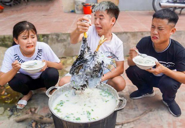 Con trai bà Tân Vlog lại gây tranh cãi khi ra clip liên quan đến món gà nướng-2