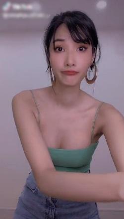 Hoàng Thùy muốn truyền tải thông điệp gì khi tung clip khoe ngực không nội dung?-1