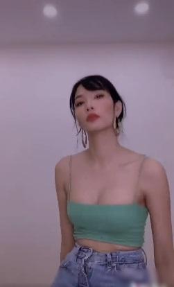 Hoàng Thùy muốn truyền tải thông điệp gì khi tung clip khoe ngực không nội dung?-2