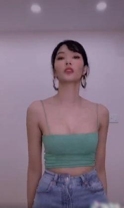 Hoàng Thùy muốn truyền tải thông điệp gì khi tung clip khoe ngực không nội dung?-3