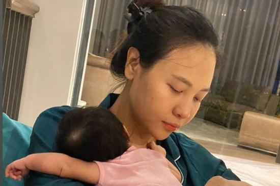 Cường Đô La chụp trộm con gái, vô tình làm lộ mặt mộc Đàm Thu Trang sau sinh