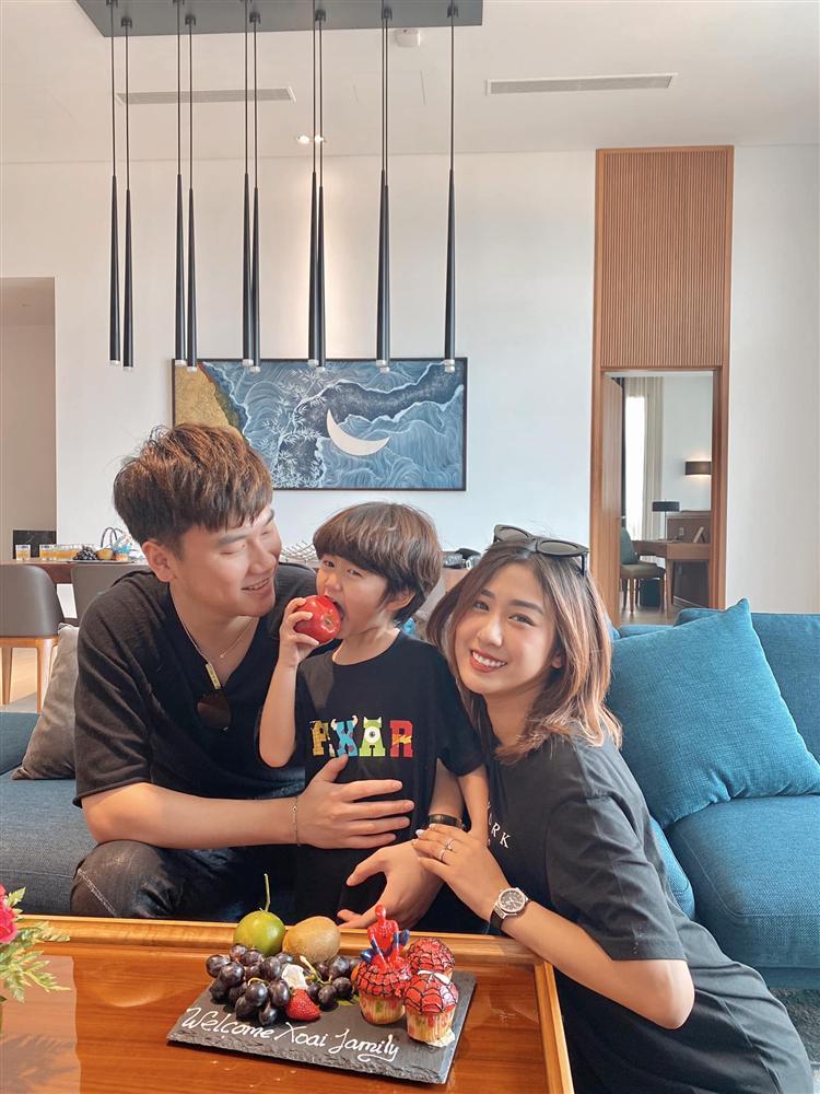 Vợ chồng hot nhất MXH khoe tậu nhà mới, nhìn biệt phủ ai cũng ngỡ resort 5 sao-6