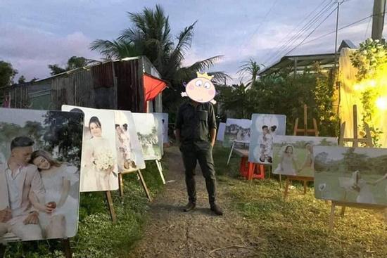 Thanh niên đi đám cưới đứng giữa một rừng ảnh của cô dâu chú rể, dân mạng nhanh chóng tìm ra 'thuyết âm mưu'