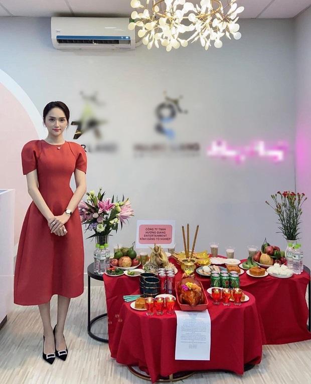 Sao Việt cúng Tổ nghề: Diệu Nhi mặc đầm sát nách - Phi Thanh Vân diện áo dài ren đỏ rực rỡ-1