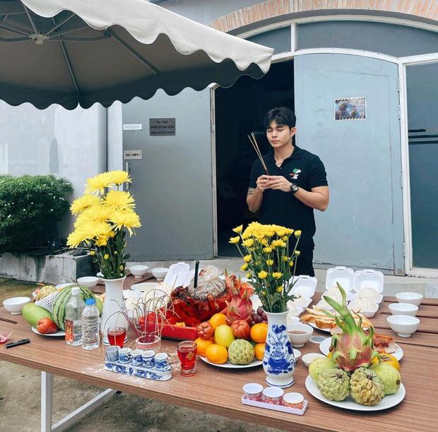 Sao Việt cúng Tổ nghề: Diệu Nhi mặc đầm sát nách - Phi Thanh Vân diện áo dài ren đỏ rực rỡ-9