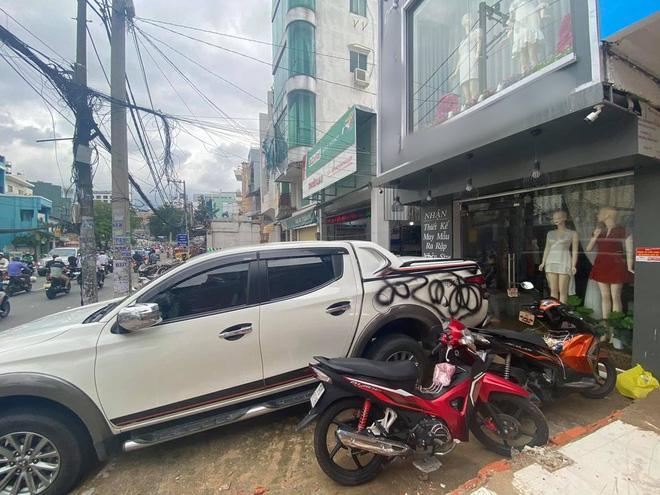 Chủ ô tô kêu oan vì xe bị xịt sơn đen, nhưng nhìn vị trí đỗ dân mạng liền hiểu nguyên nhân-2