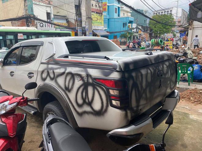 Chủ ô tô kêu oan vì xe bị xịt sơn đen, nhưng nhìn vị trí đỗ dân mạng liền hiểu nguyên nhân-3