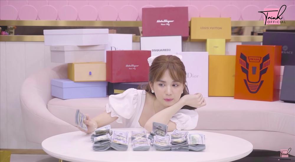 Hoa mắt với số tiền 2,7 tỷ ngổn ngang khắp nhà Ngọc Trinh-3