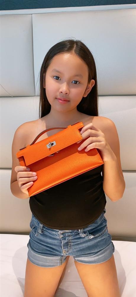 2 chân dài 2k11 xách túi 200 triệu, danh tính không vừa: bố doanh nhân, mẹ chủ công ty-3