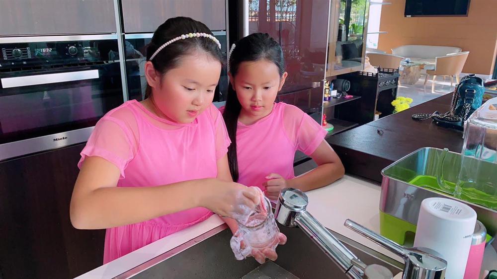 2 chân dài 2k11 xách túi 200 triệu, danh tính không vừa: bố doanh nhân, mẹ chủ công ty-12