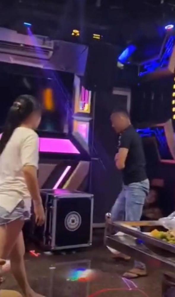 Cô vợ dũng mãnh và cú đạp chí mạng trong phòng karaoke: Chồng tái mét mặt quỳ xuống xin tha-1