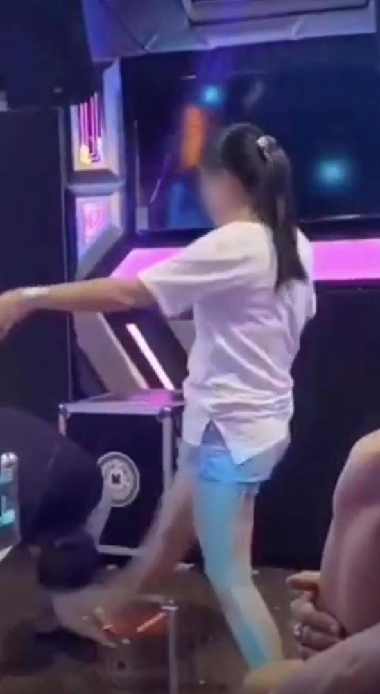 Cô vợ dũng mãnh và cú đạp chí mạng trong phòng karaoke: Chồng tái mét mặt quỳ xuống xin tha-2