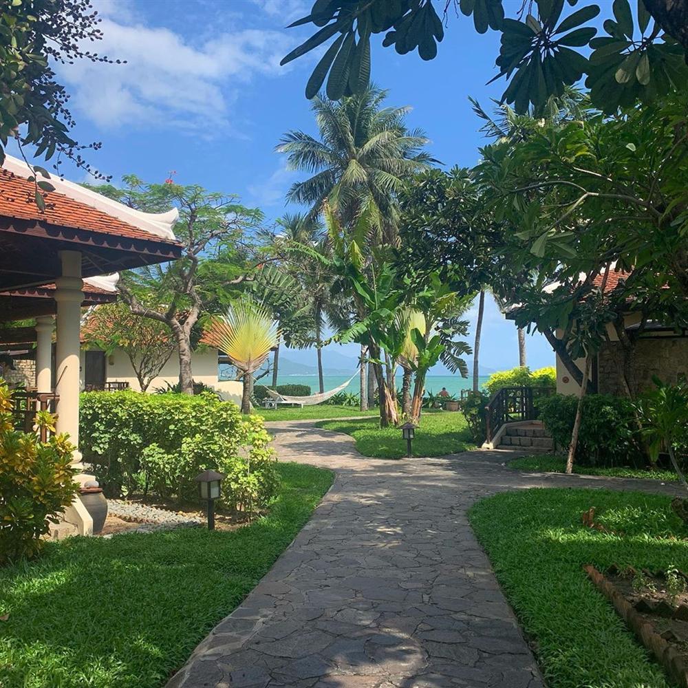 Bảo Thy thả dáng thướt tha tại cầu gỗ xuyên biển độc nhất ở Nha Trang-6