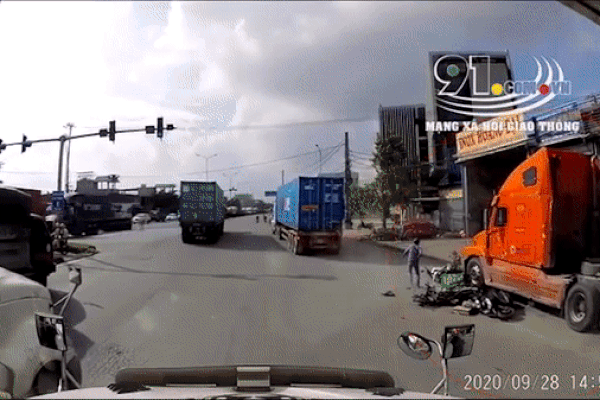 Clip: Kinh hoàng khoảnh khắc container đâm hàng loạt xe máy đang dừng đèn đỏ