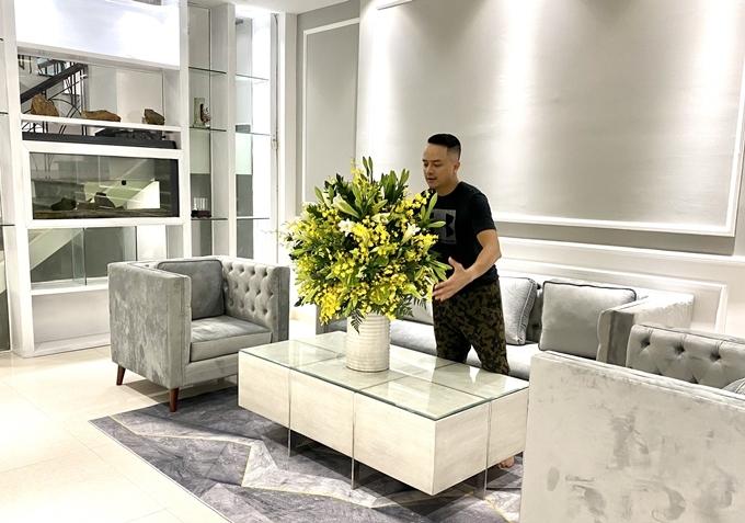 Cao Thái Sơn được biết đến là một tay chơi bất động sản kín tiếng trong showbiz Việt. Anh sở hữu nhiều biệt thự ở Sài Gòn, Đà Nẵng, Long An... Nam ca sĩ tự tay trang trí nội thất của nhà, kết hợp trồng nhiều cây cảnh, hồ cá để tạo không gian tươi mát.