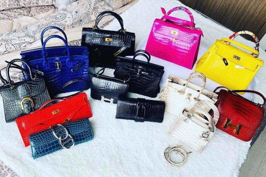 Cô còn mê mẩn những chiếc túi Hermès, trong đó phải kể đến mẫu túi Himalayan Crocodile Birkin (da cá sấu bạch tạng) gắn kim cương giá khoảng 500.000 USD.