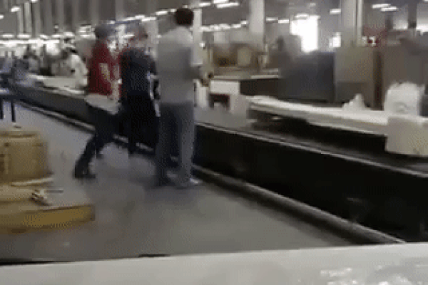 Người đàn ông tàn bạo, liên tiếp đấm như 'trời giáng' vào mặt khiến nữ công nhân ngất xỉu