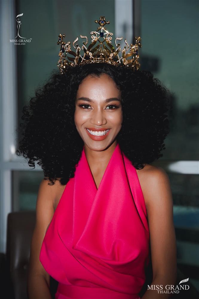 Nhan sắc tân Miss Grand Thailand 2020 nhìn giống y chang Diệu Nhi đội vương miện-14