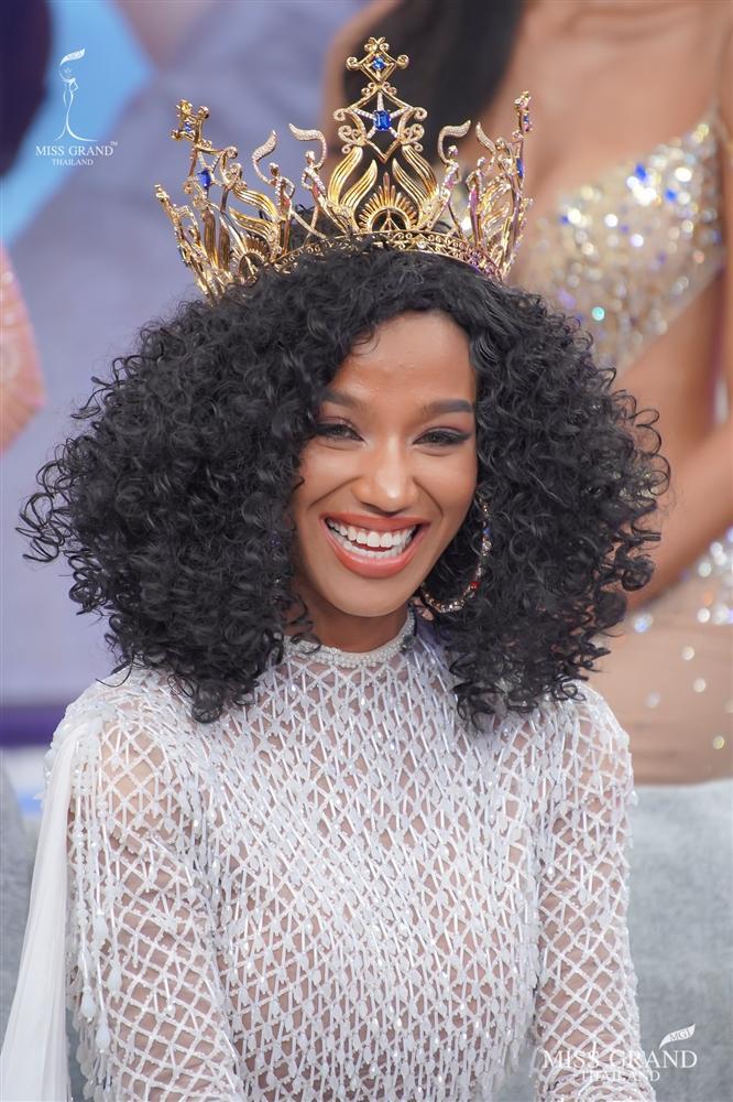 Nhan sắc tân Miss Grand Thailand 2020 nhìn giống y chang Diệu Nhi đội vương miện-11