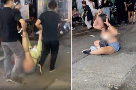 Clip: Vì 110k, người phụ nữ khóc lóc, lột đồ ngay trước cửa quán bar ở Tạ Hiện-1