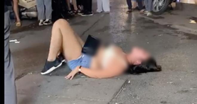 Clip: Vì 110k, người phụ nữ khóc lóc, lột đồ ngay trước cửa quán bar ở Tạ Hiện-5