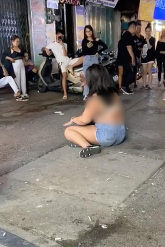Clip: Vì 110k, người phụ nữ khóc lóc, lột đồ ngay trước cửa quán bar ở Tạ Hiện-4