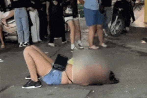 Clip: Vì 110k, người phụ nữ khóc lóc, lột đồ ngay trước cửa quán bar ở Tạ Hiện-2