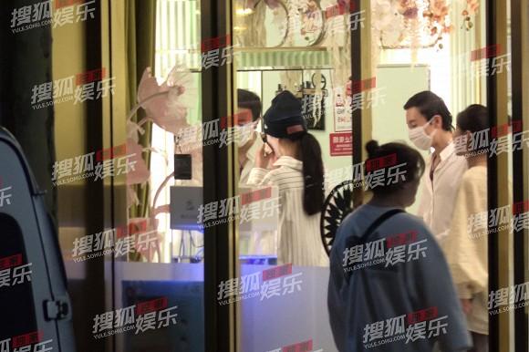 Phạm Băng Băng khiến người qua đường sợ hãi vì đắp mặt nạ đi shopping-2