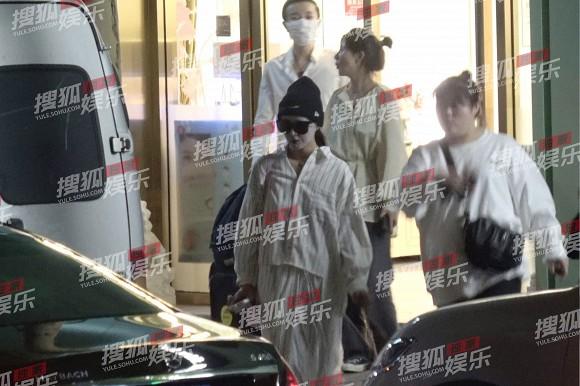 Phạm Băng Băng khiến người qua đường sợ hãi vì đắp mặt nạ đi shopping-3