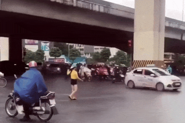 Clip: Cô gái trẻ vứt xe đạp điện rồi 'đi đường quyền' ngay giữa ngã tư Hà Nội