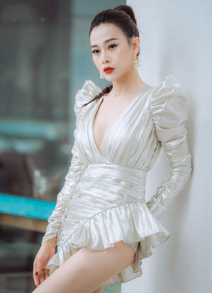 Diện đầm ngắn cũn chỉ đủ che vòng 3, Hiền Hồ lộ quần bảo hộ kém duyên-3