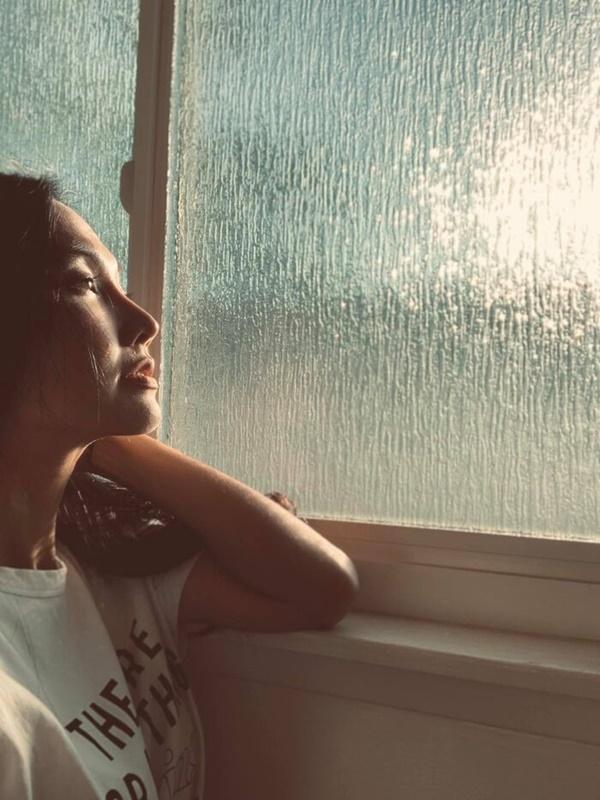 100 ngày mẹ mất vẫn chưa thể về Việt Nam, Kim Hiền chia sẻ khiến ai nấy không kìm được nước mắt-1