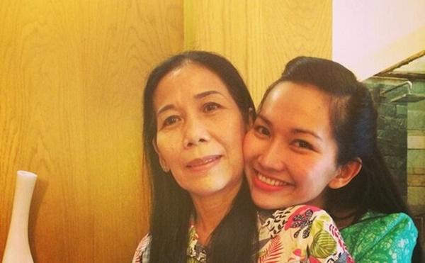 100 ngày mẹ mất vẫn chưa thể về Việt Nam, Kim Hiền chia sẻ khiến ai nấy không kìm được nước mắt-6