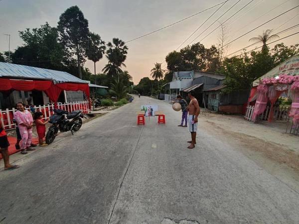 Đám cưới 2 nhà sát vách độc đáo, dân mạng tưởng lầm ảnh photoshop-7