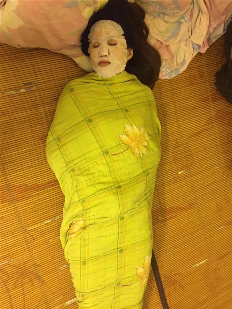 Đi làm về muộn, chồng dựng tóc gáy nhìn thấy vợ trong bộ dạng không giống ai-1