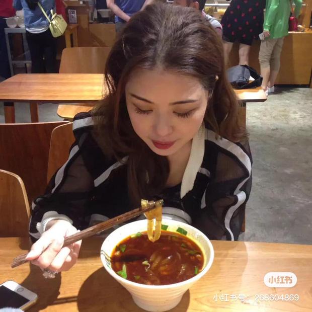 Con gái khoe có mẹ 53 tuổi vẫn trẻ xinh bất chấp, dân mạng hoảng hốt vì mình mới 23 tuổi mà đã dừ quá-3