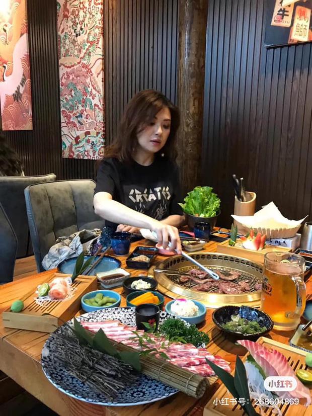 Con gái khoe có mẹ 53 tuổi vẫn trẻ xinh bất chấp, dân mạng hoảng hốt vì mình mới 23 tuổi mà đã dừ quá-7