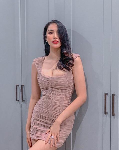 Lan Khuê liên tục khoe ngực o ép đến ngộp thở-1