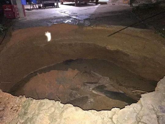 Xuất hiện hố tử thần sau tiếng nổ lớn nuốt chửng sân nhà dân-1