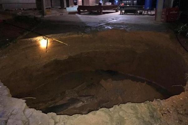 Cận cảnh hố tử thần ở Hà Nội sâu 5m nuốt chửng giàn khoan giếng-9