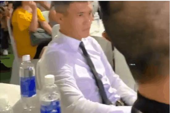 Thuỷ Tiên say sưa biểu diễn, xuống cả khu vực khán giả nhưng Công Vinh lại trưng ra gương mặt không cảm xúc