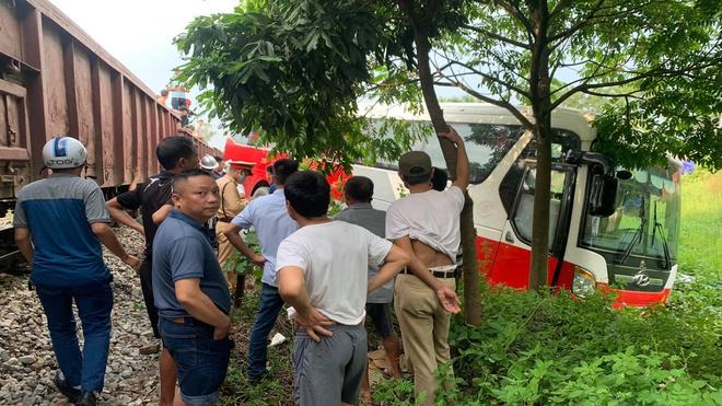 Tàu hỏa va chạm ôtô chở hơn 40 học sinh-1