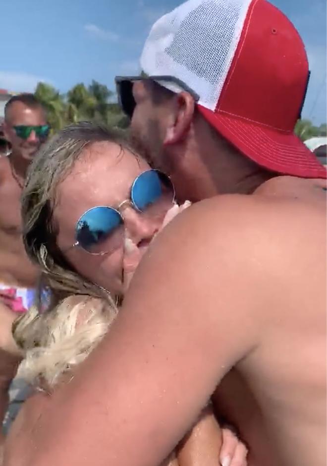 Đẩy ngã người yêu xuống hồ nuôi cá sấu, chàng trai nhận về cơn mưa chỉ trích của cộng đồng mạng-3