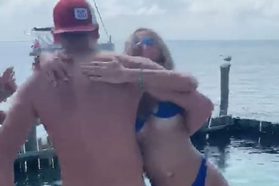 Đẩy ngã người yêu xuống hồ nuôi cá sấu, chàng trai nhận về 'cơn mưa' chỉ trích của cộng đồng mạng