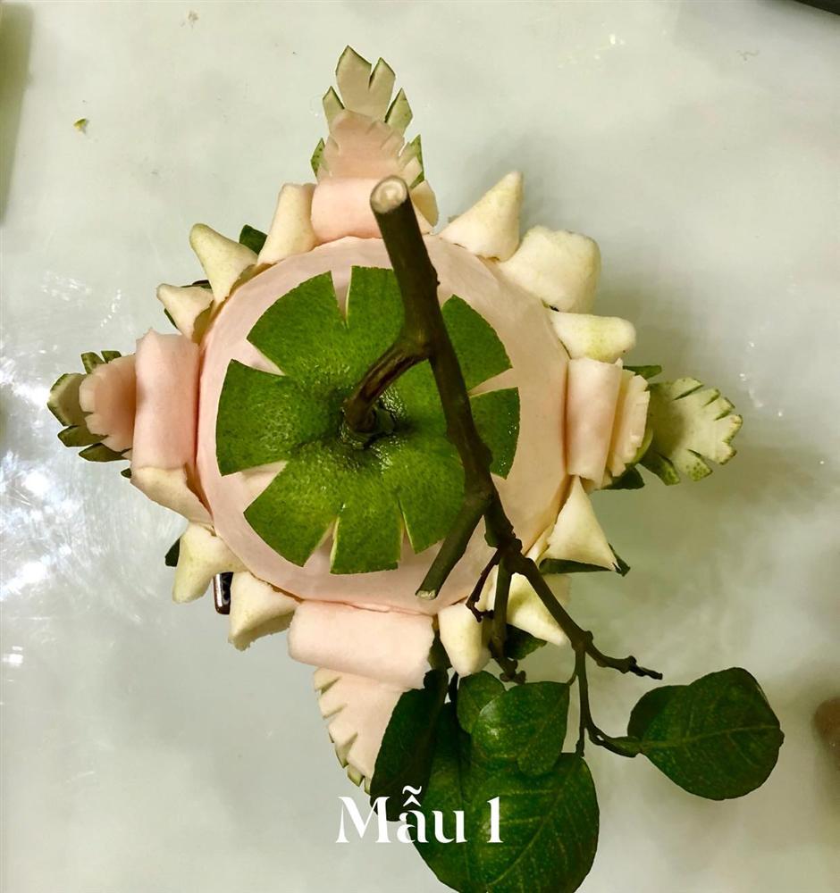 Mẹ Hà Nội khéo tay chỉ cách tỉa quả bưởi trang trí mâm cỗ Trung thu-1