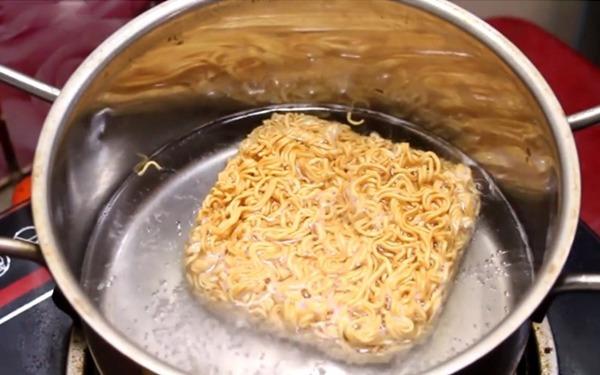 Nấu mì tôm, đừng cho luôn vào nồi, thêm một bước nữa mì vừa ngon lại đỡ hại sức khỏe-2